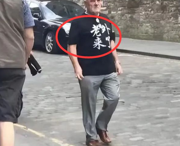 文化衫 文化衫定制 中文文化衫定制-留学生的文化衫上印着的中文极具特色，网友们在评论区笑翻了，纷纷表示“拆”字是整件衣服的灵魂所在